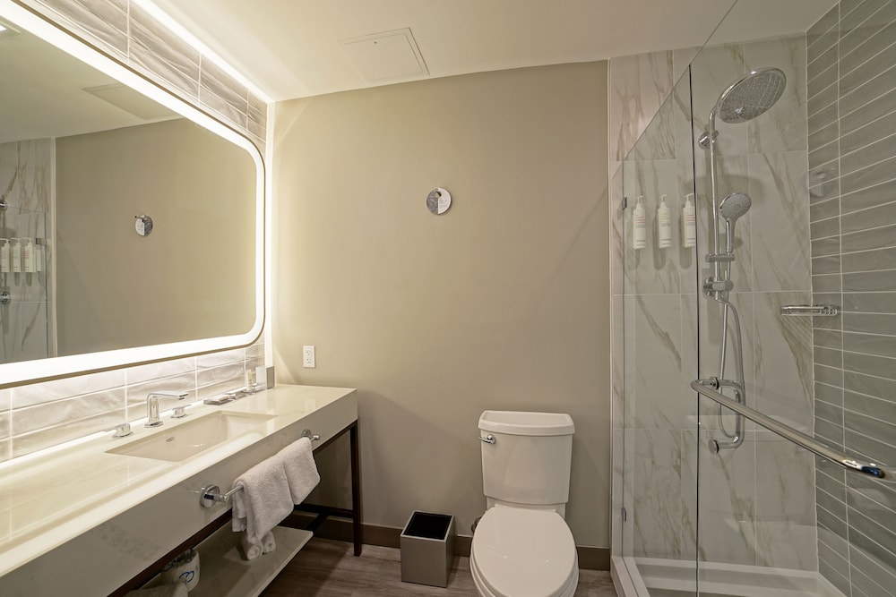 Premium Room, 1 King Bed (Promenade Corner with M Club Access) - Photo 11