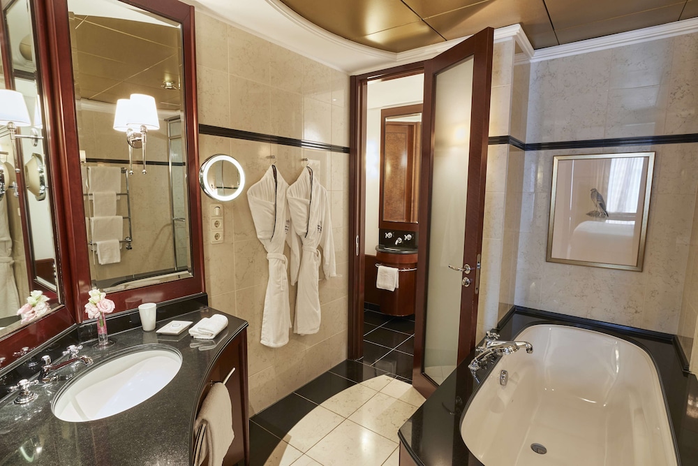 Executive Suite - Photo 9