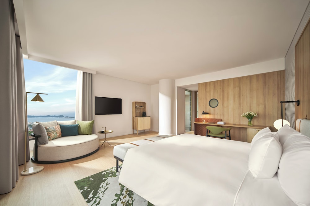 Premium Room, 1 King Bed photo 2