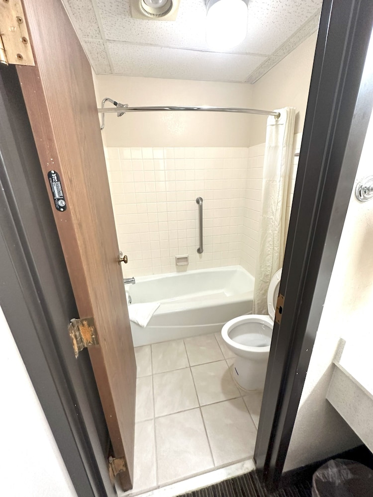 Standard Room, 1 Queen Bed, Non Smoking, Pets Allowed - Photo 8
