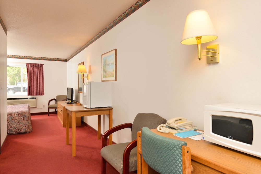 Suite, 1 King Bed, Non Smoking - Photo 3