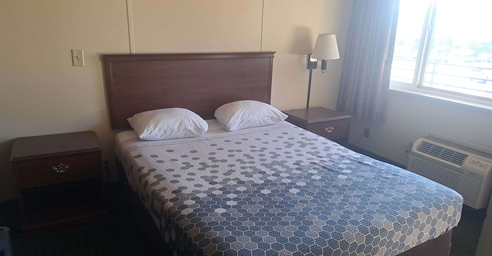 Basic Room, 1 Queen Bed - Photo 1