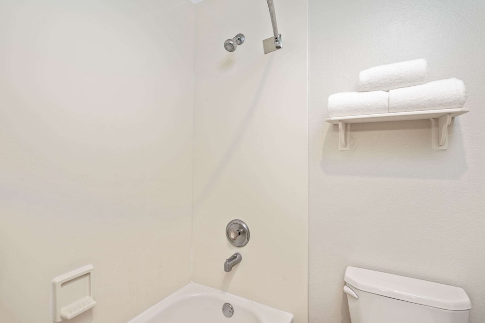 Deluxe Suite, 1 King Bed, Non Smoking - Photo 14