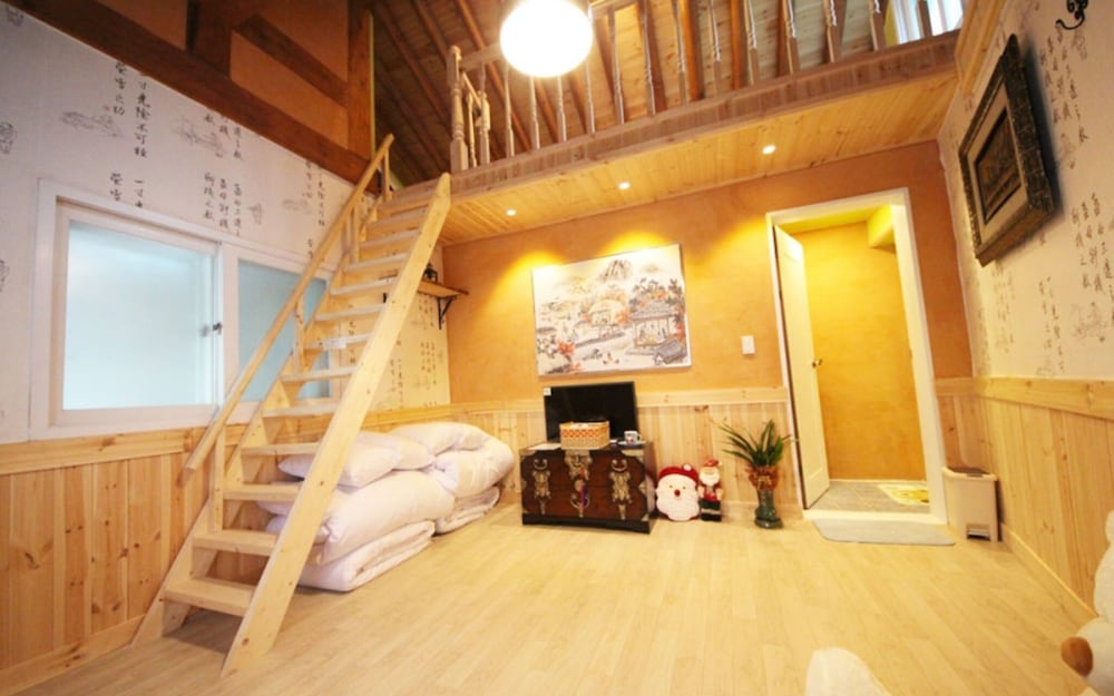 Room (Yi) - Photo 1