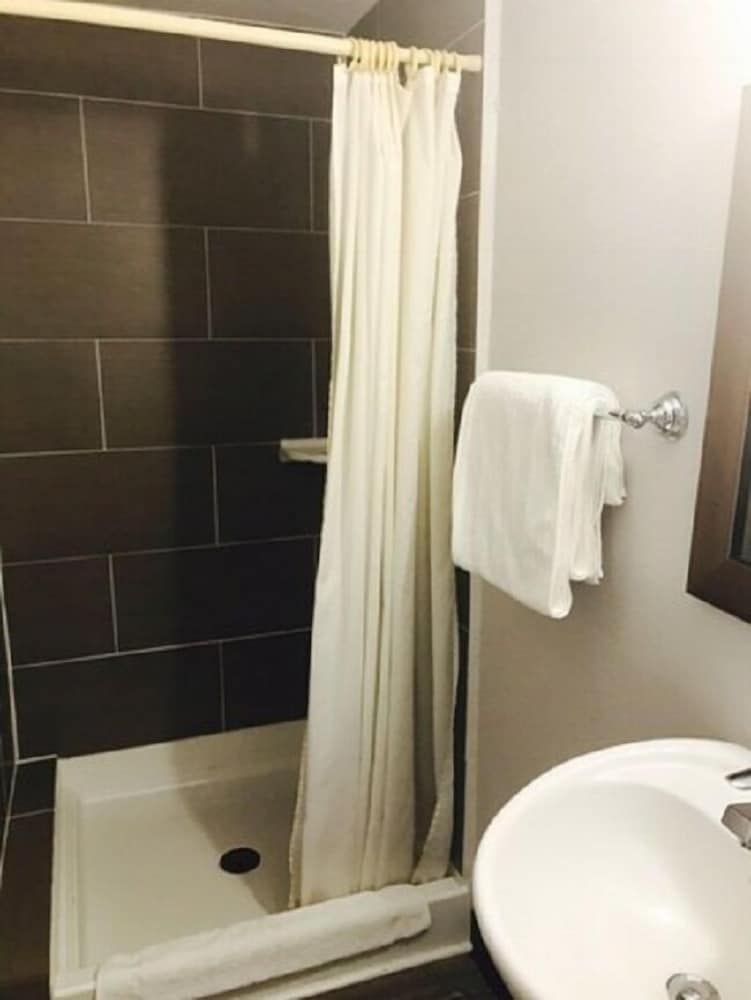 Traditional Suite, 1 Queen Bed, Jetted Tub photo 3