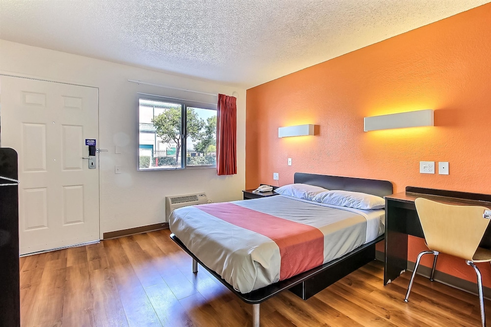 Deluxe Suite, 1 Queen Bed, Non Smoking, Refrigerator & Microwave photo 1