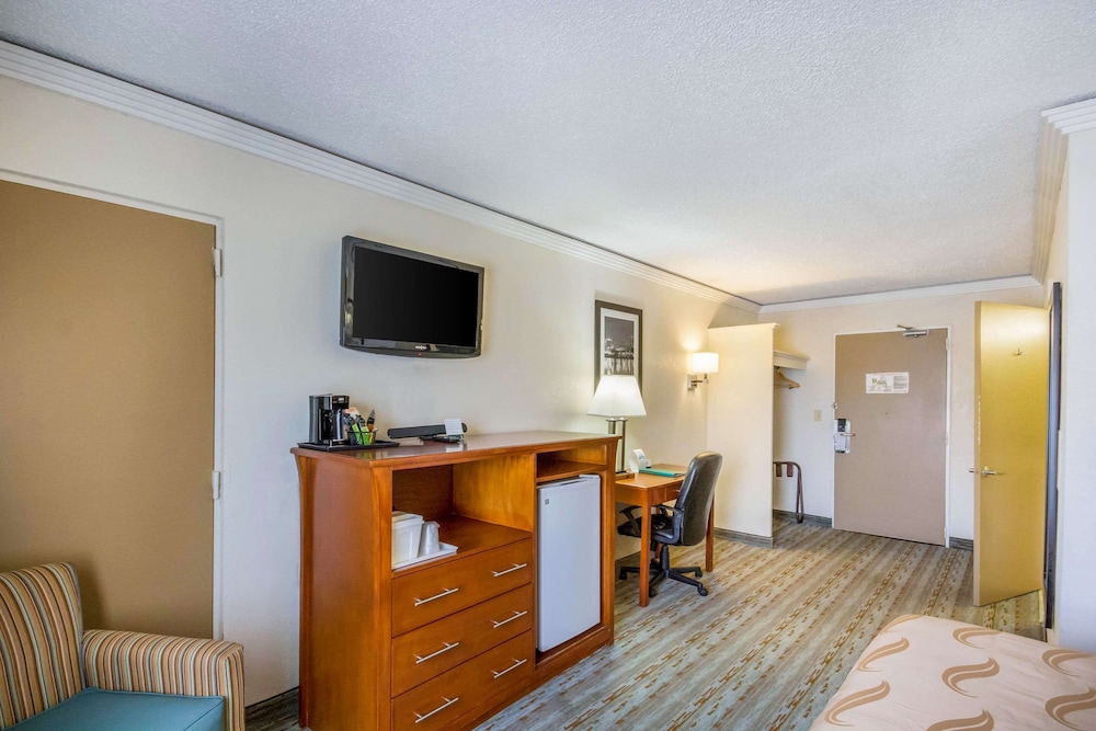Business Room, 1 Queen Bed, Accessible, Non Smoking photo 2
