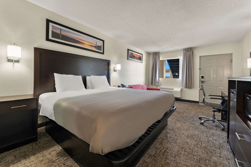Room, 1 King Bed, Accessible, Non Smoking - Photo 3