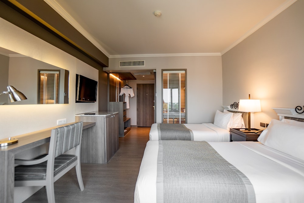 Deluxe Room - Photo 13