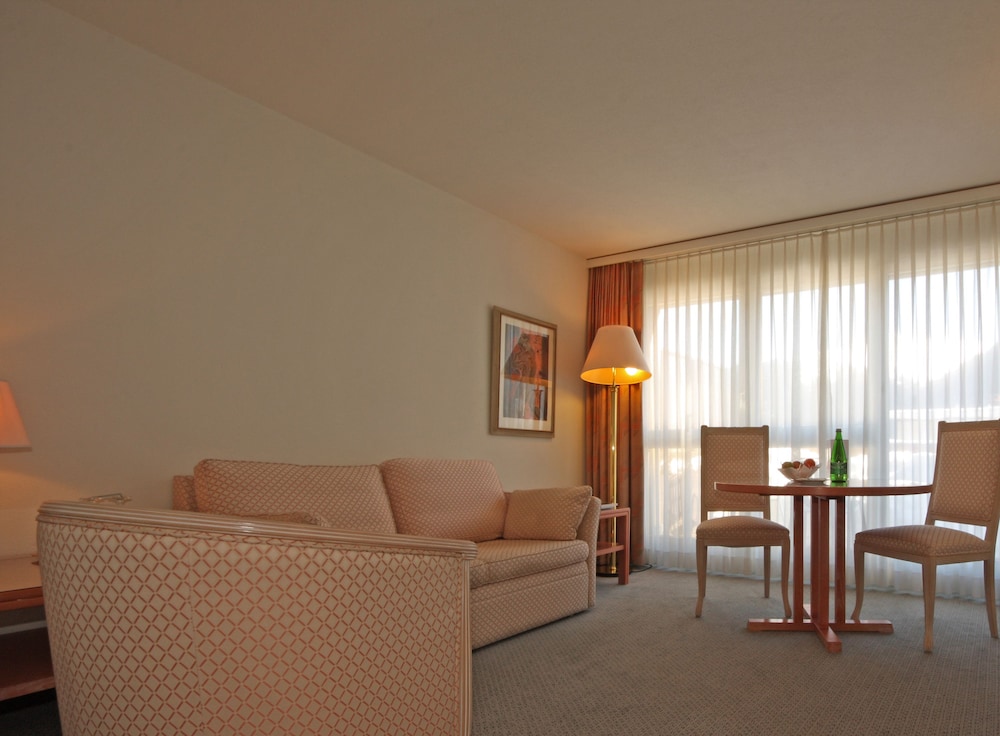 1 Bedroom & 1 Livingroom Suite with balcony thumbnail 6
