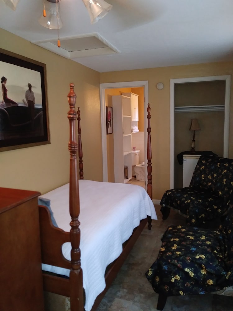 Standard Single Room, 1 Queen Bed, Refrigerator & Microwave, Pool View photo 3