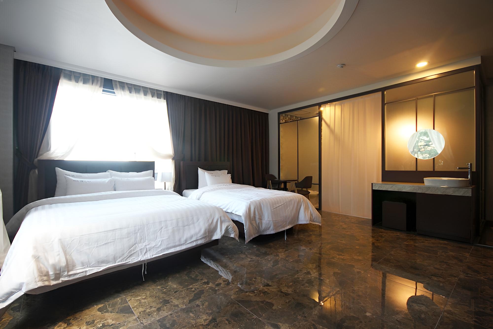 Room (SUITE) - Photo 9