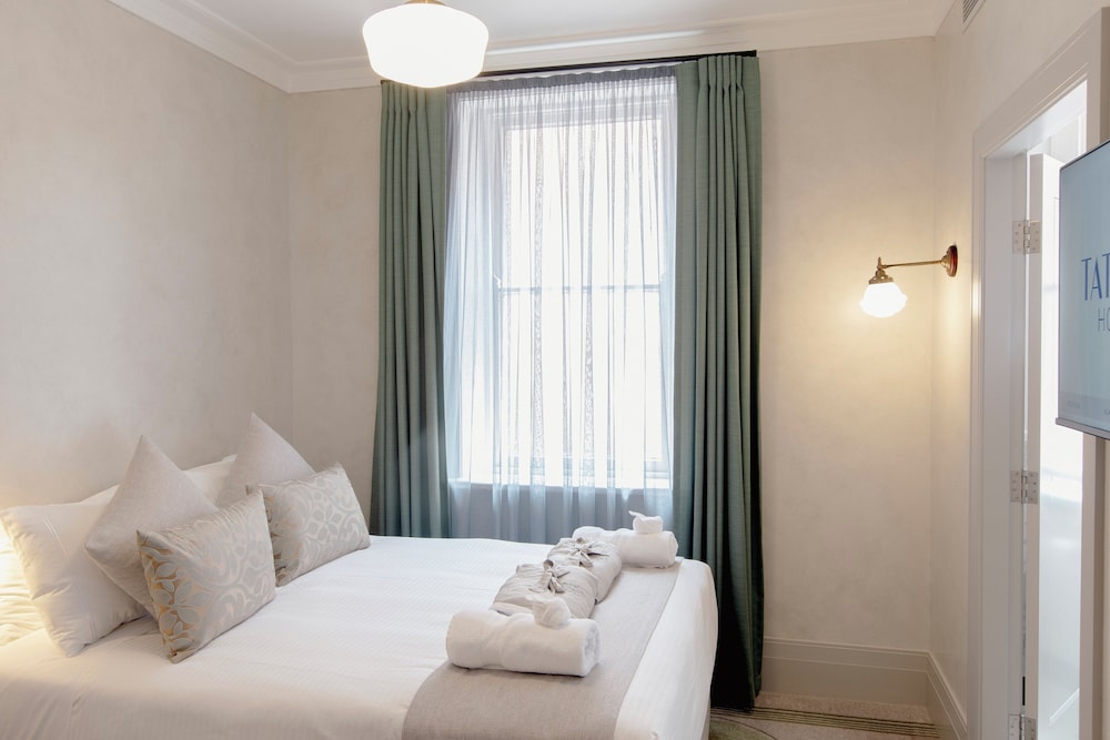Junior Room, 1 Queen Bed