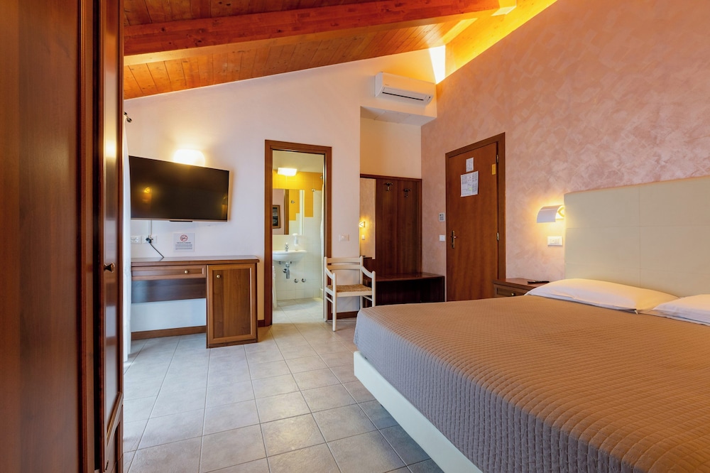 Superior Double Room, 1 Queen Bed, Balcony photo 2