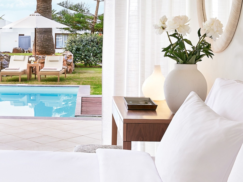Swim up family room with Garden