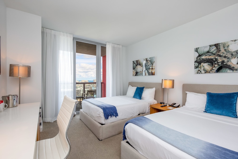 Luxury Studio, 2 Double Beds, Balcony, Bay View photo 2