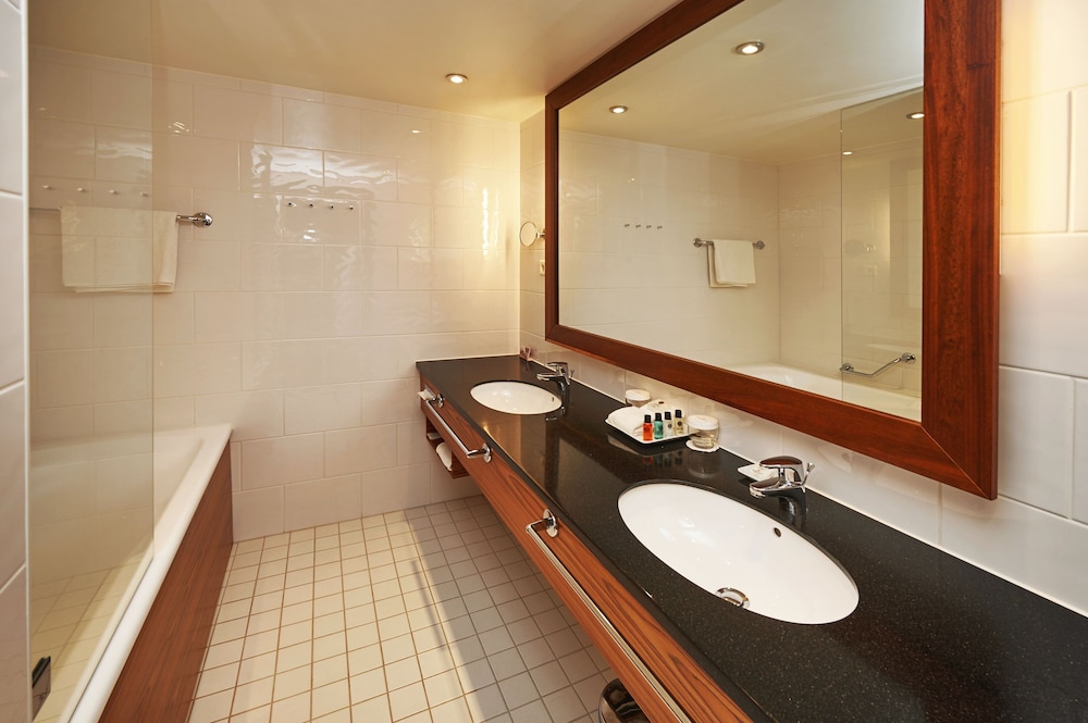 Room, 1 Twin Bed, Club Lounge Access (Club Lounge Access) thumbnail 5