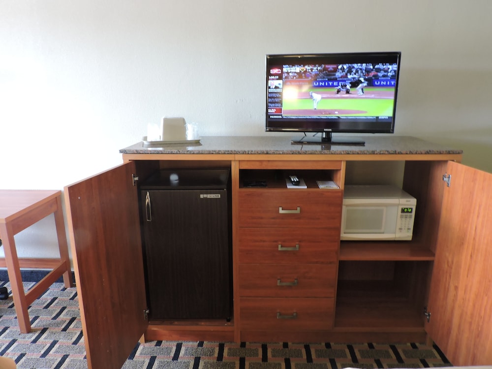 Standard Room, 2 Queen Beds, Smoking, Refrigerator & Microwave - Photo 3