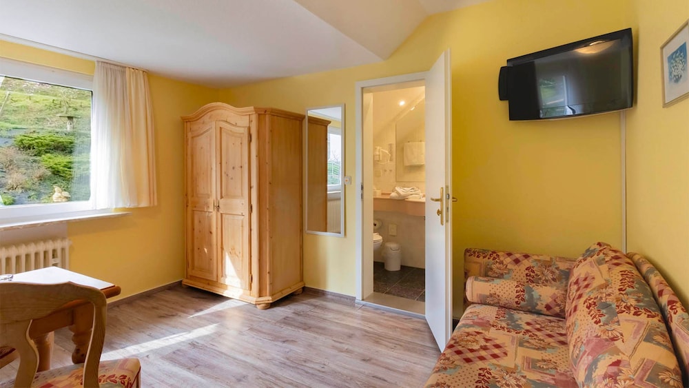 Comfort Triple Room, 1 Queen Bed with Sofa bed, Non Smoking, Slope side photo 2