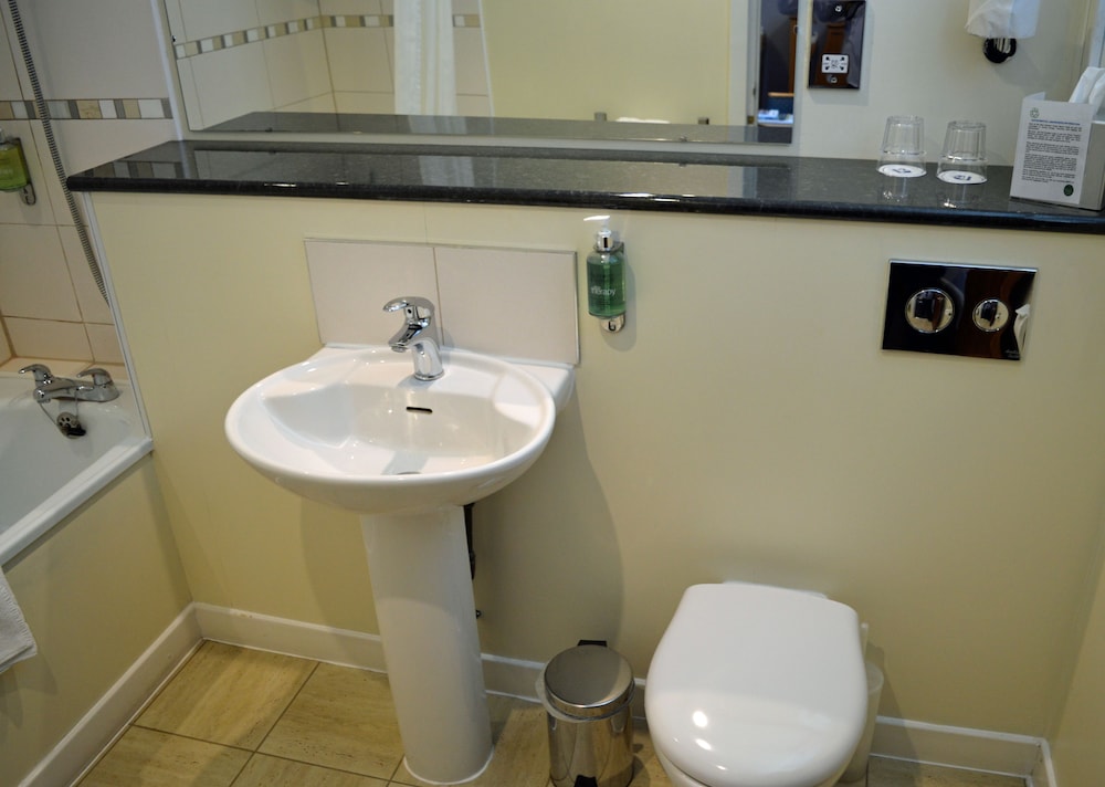 Standard Room, Multiple Beds, Non Smoking - Photo 6