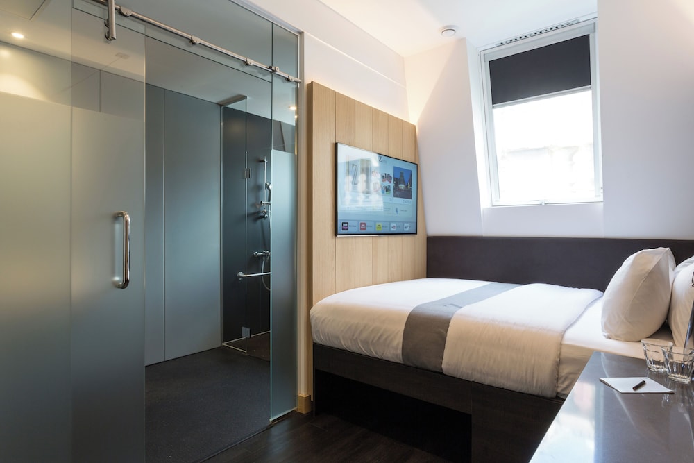 Queen Accessible Room photo 1