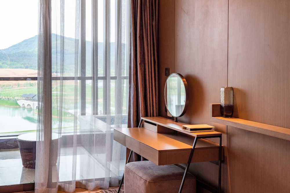 Suite, 1 King Bed, Lake View - Photo 3