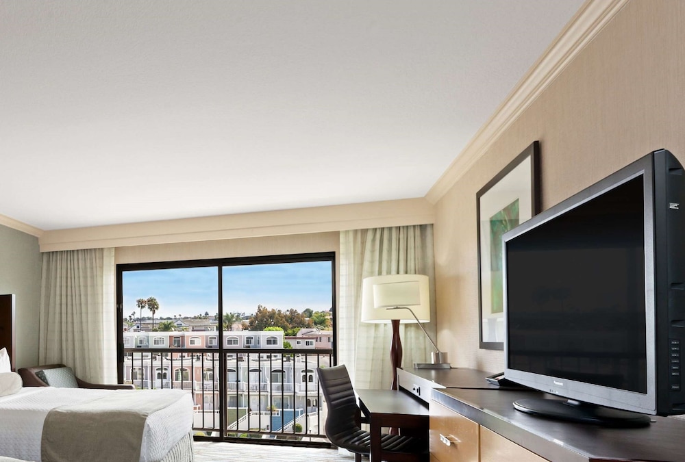 Deluxe Room, 2 Queen Beds, Partial Ocean View - Photo 5