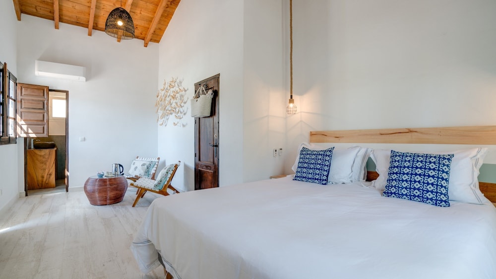 Luxury Double Room, 1 King Bed, Garden View, Garden Area