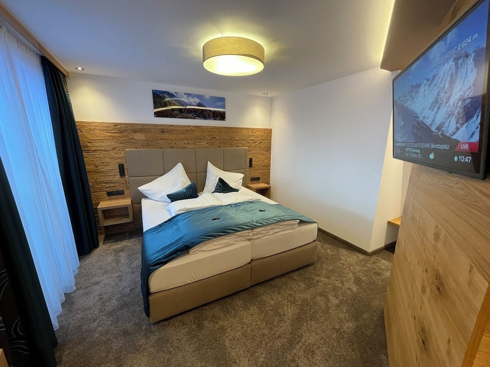 Family Suite, Balcony, Mountain View