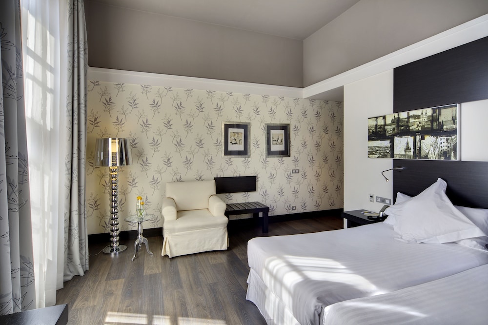 Deluxe Double Or Twin Room - Photo 1