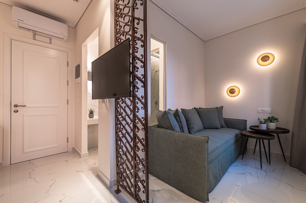 Luxury Apartment - Photo 15