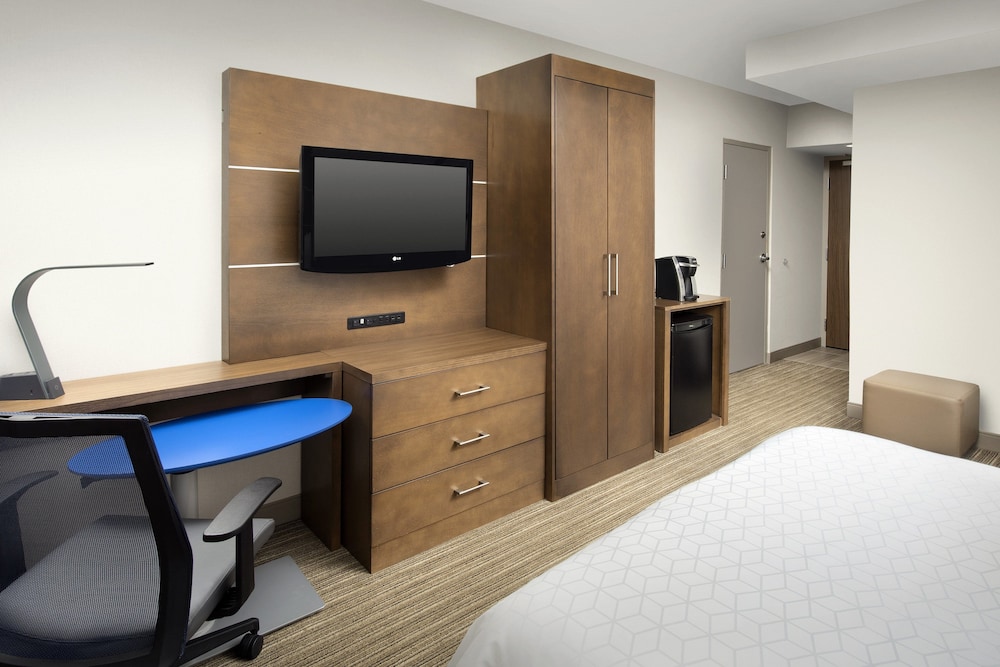 Standard Room, 1 King Bed, Accessible (Communications Accessible) - Photo 4