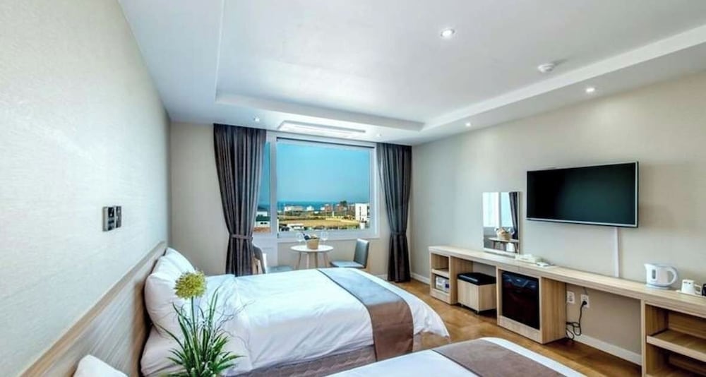 Family Twin Room, 2 Queen Beds