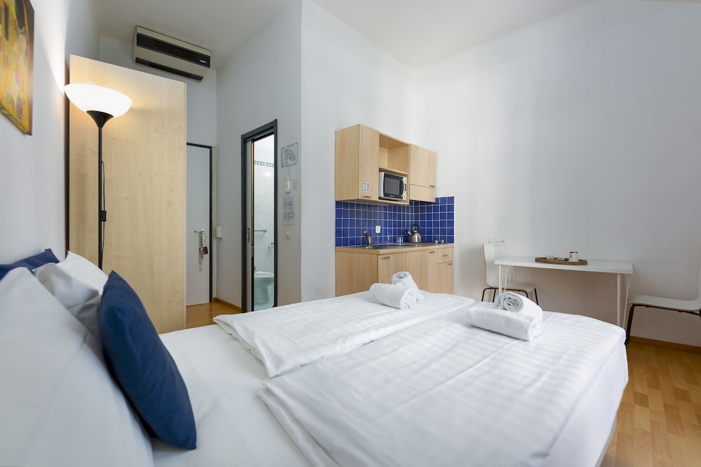 Queen Double Room with Lake View