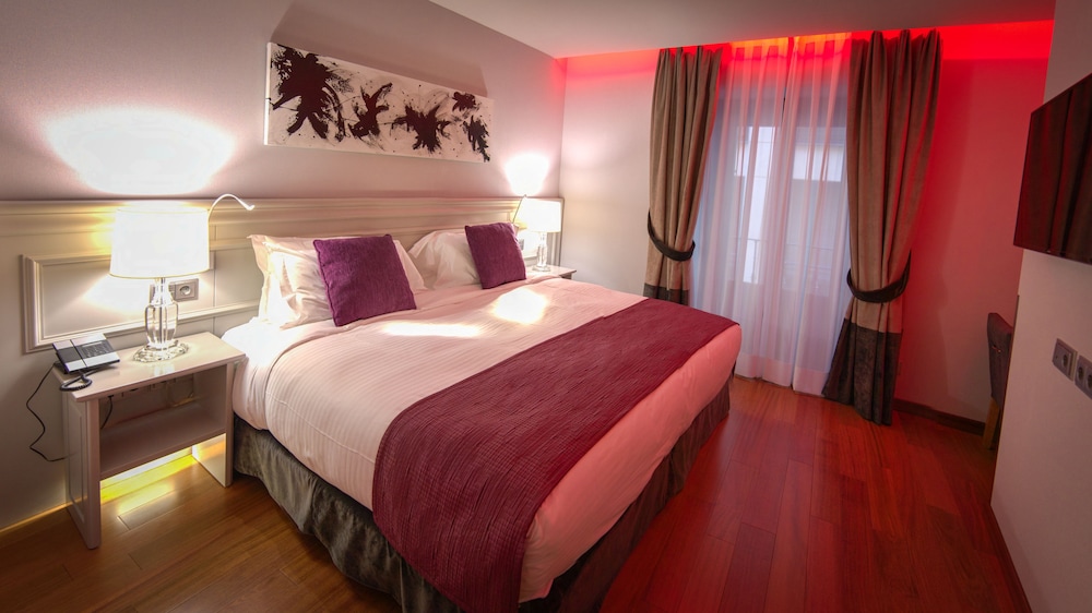 Premium Room, 1 King Bed, City View thumbnail 5