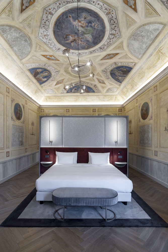 Junior Room (Renaissance Suite)