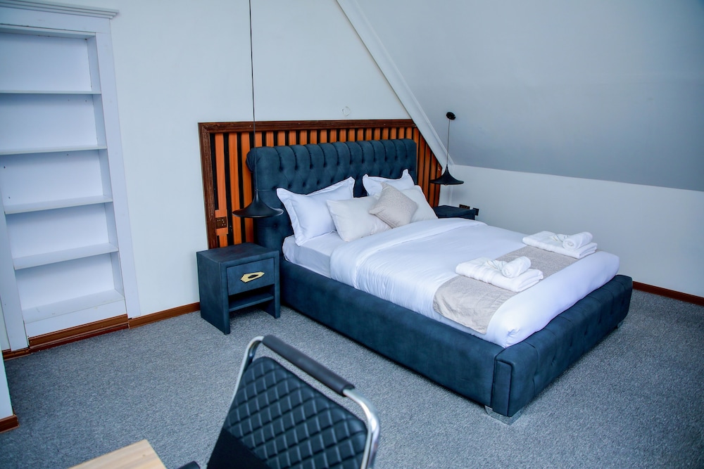 Luxury Suite, 1 Queen Bed, Non Smoking, Balcony