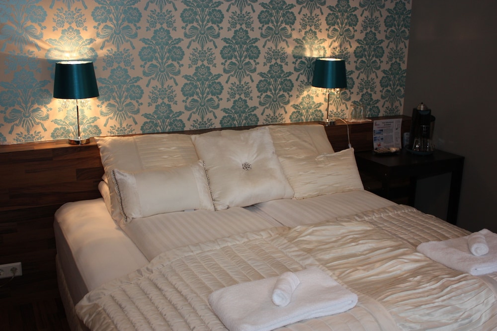 Basic Double Room, 1 Bedroom, Private Bathroom photo 2