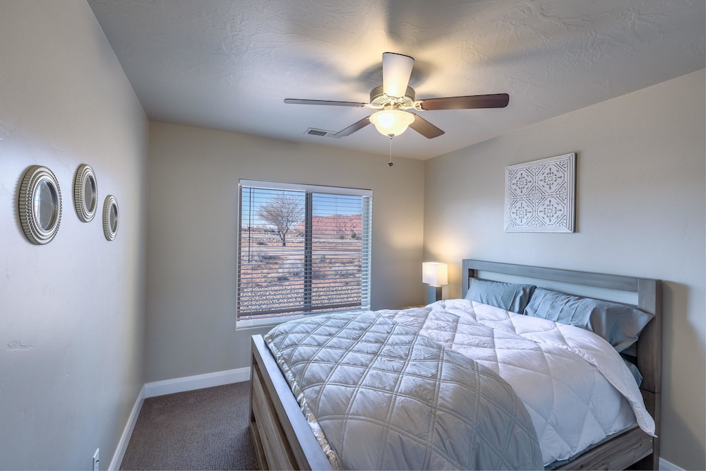 House, Multiple Beds (Sunny Ledgeview Retreat) photo 1