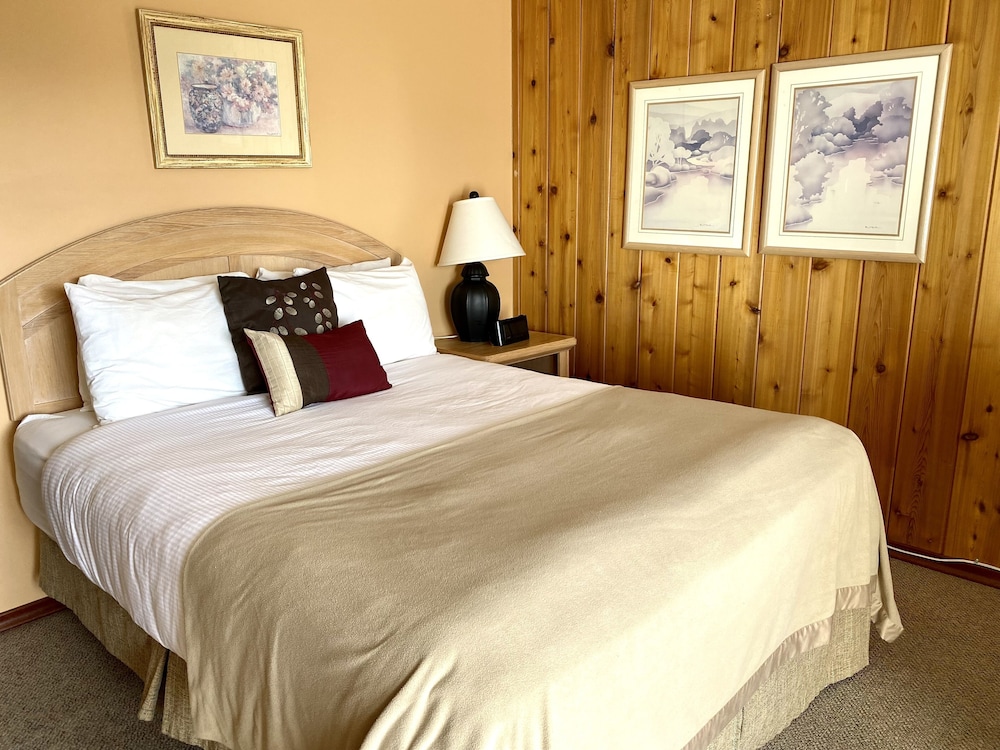Second Floor, 2 Queen Beds, Mountain View (No Pets) photo 1