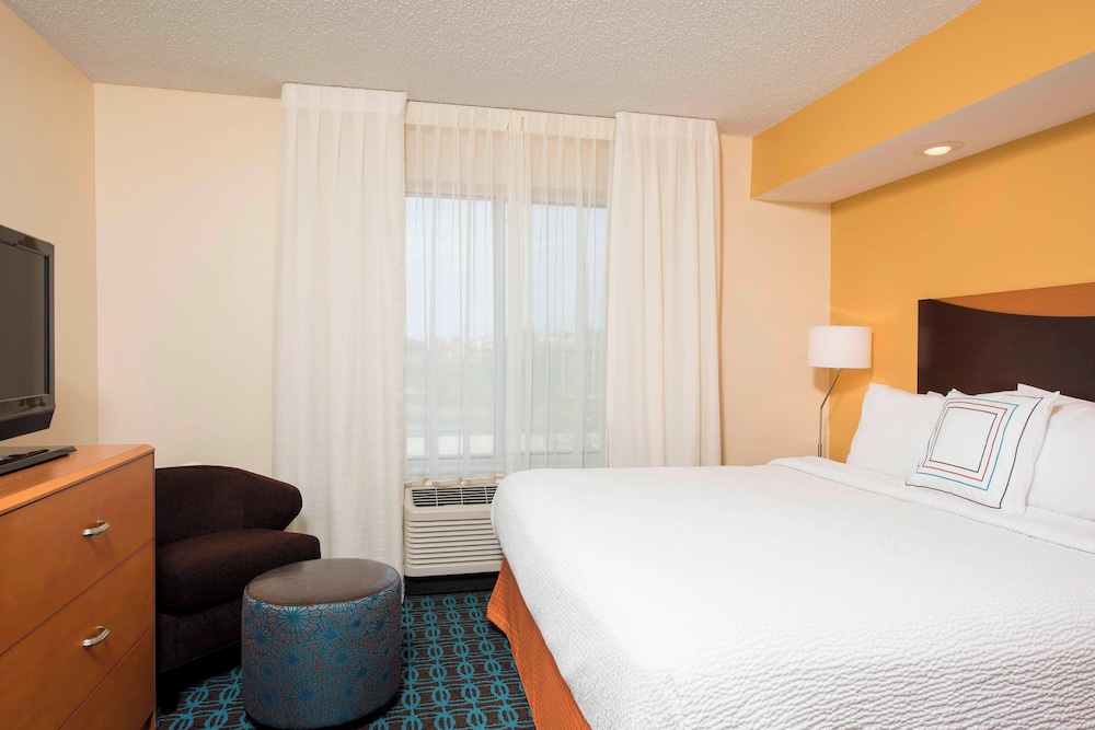 Room, 1 King Bed (Mobility Accessible, Roll-In Shower) photo 1