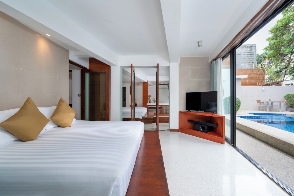 Deluxe Room, Pool View (Free Daily Minibar) - Photo 5