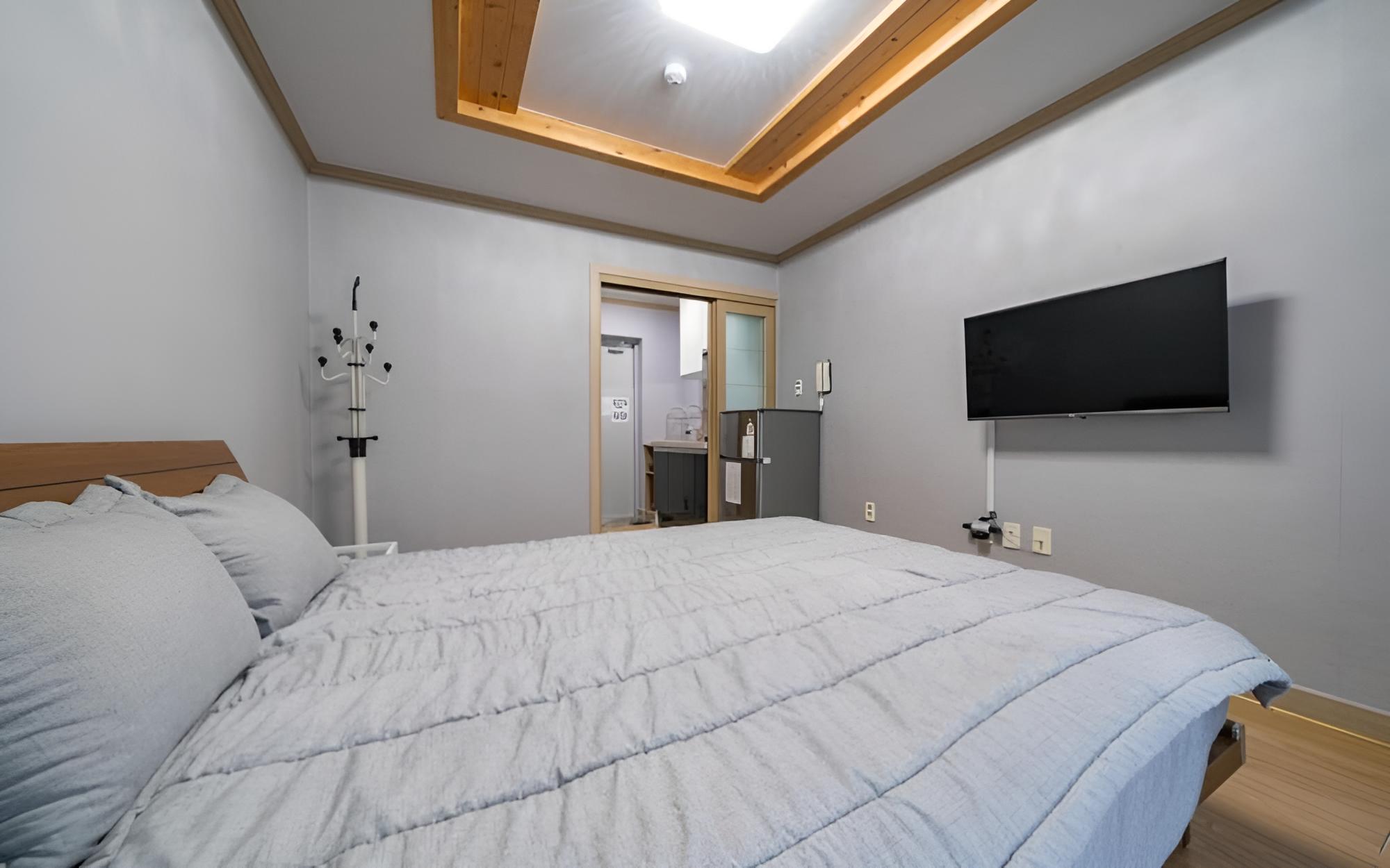 Room (Room 203) - Photo 5