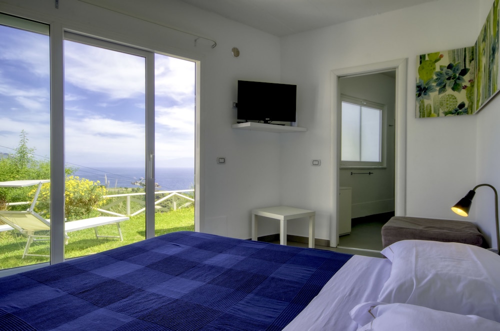 Panoramic Apartment, 1 Bedroom, Sea View, Garden Area with Hydromassage (Private entrance) photo 1
