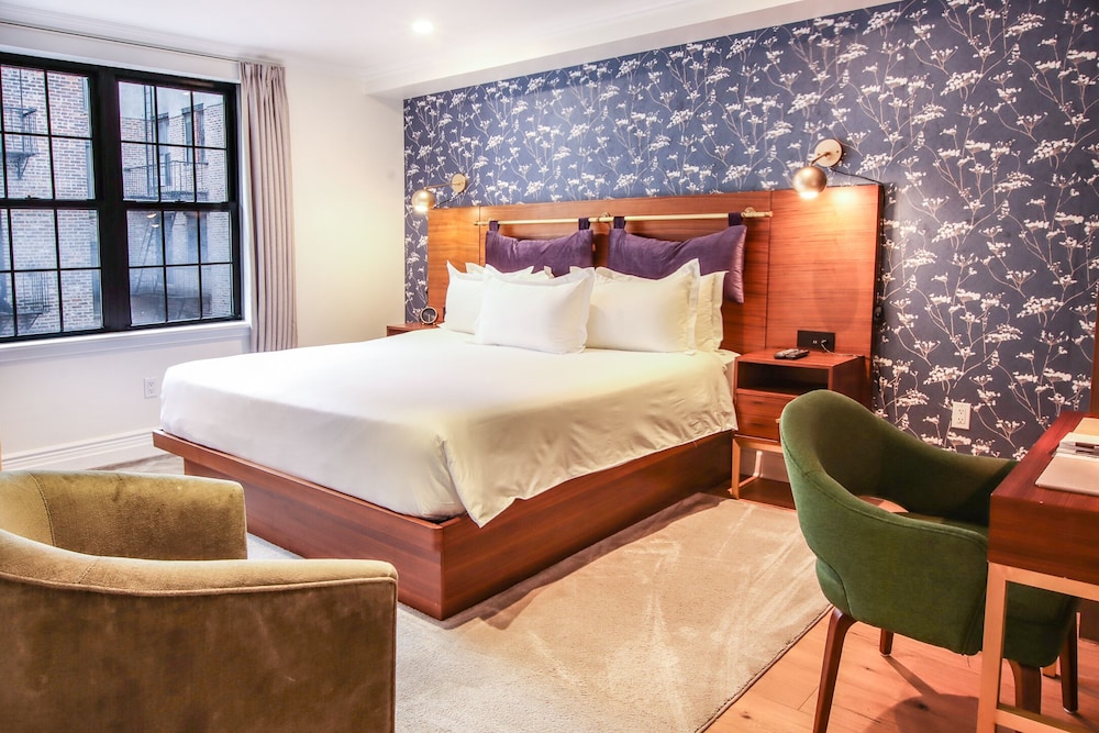 Suite, 1 King Bed with Sofa bed photo 1