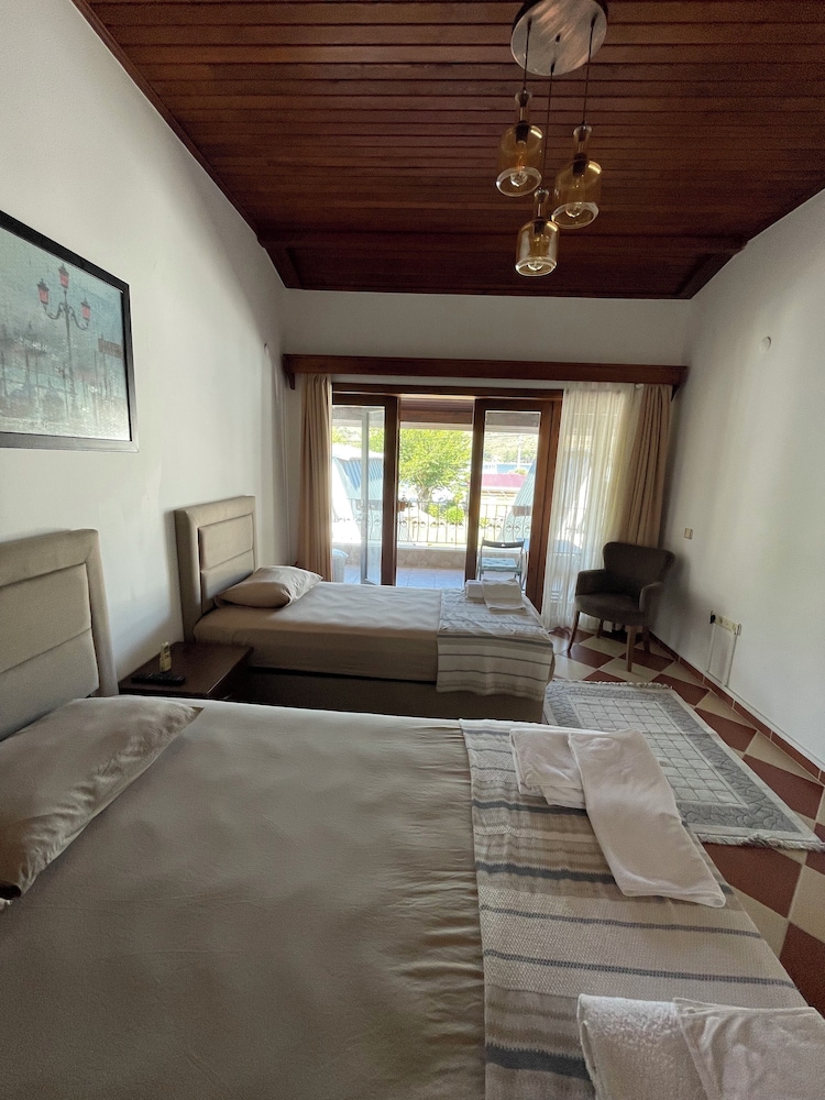 Family Triple Room, 3 Twin Beds, Partial Sea View photo 1