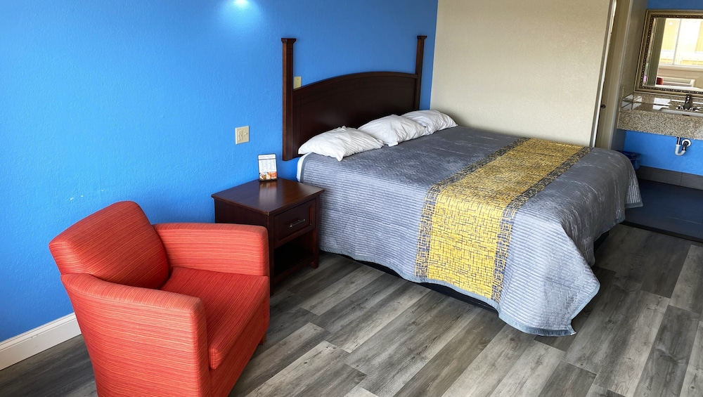 Room, 1 King Bed, Non Smoking, Refrigerator & Microwave photo 3