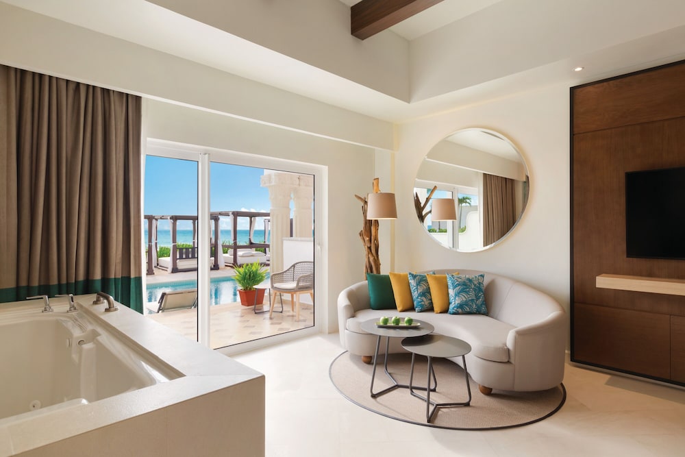 Junior Suite, 1 King Bed, Oceanfront (swim-up)