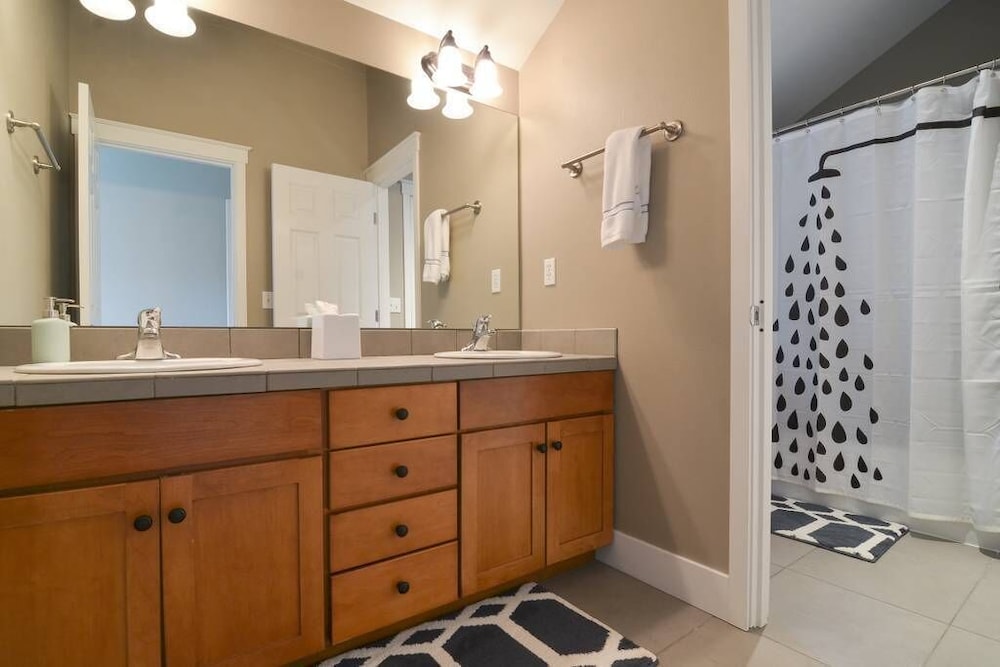 Deluxe Townhome, 3 Bedrooms, Kitchen photo 2