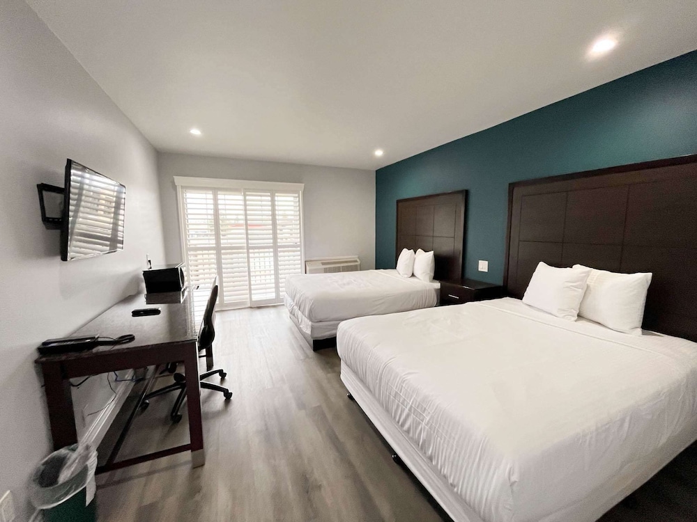 Standard Suite, 2 Queen Beds, Non Smoking - Photo 6
